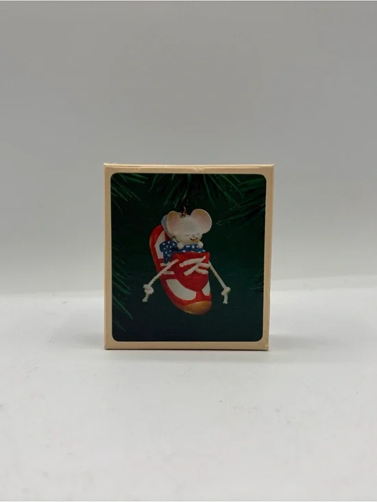 Hallmark Keepsake Ornament 1983 Vintage Sneaker Mouse - Picture 9 of 12